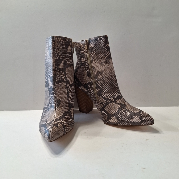 Carlos Santana Tibbie NEW Animal Print Stacked Heel Mobwife Ankle Boots Size 7 - Picture 11 of 13